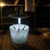 Coole Bar aus leuchtendem Plastik als Partyrequisite