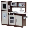Kinderküche aus Holz mit Schränken und Kühlschrank